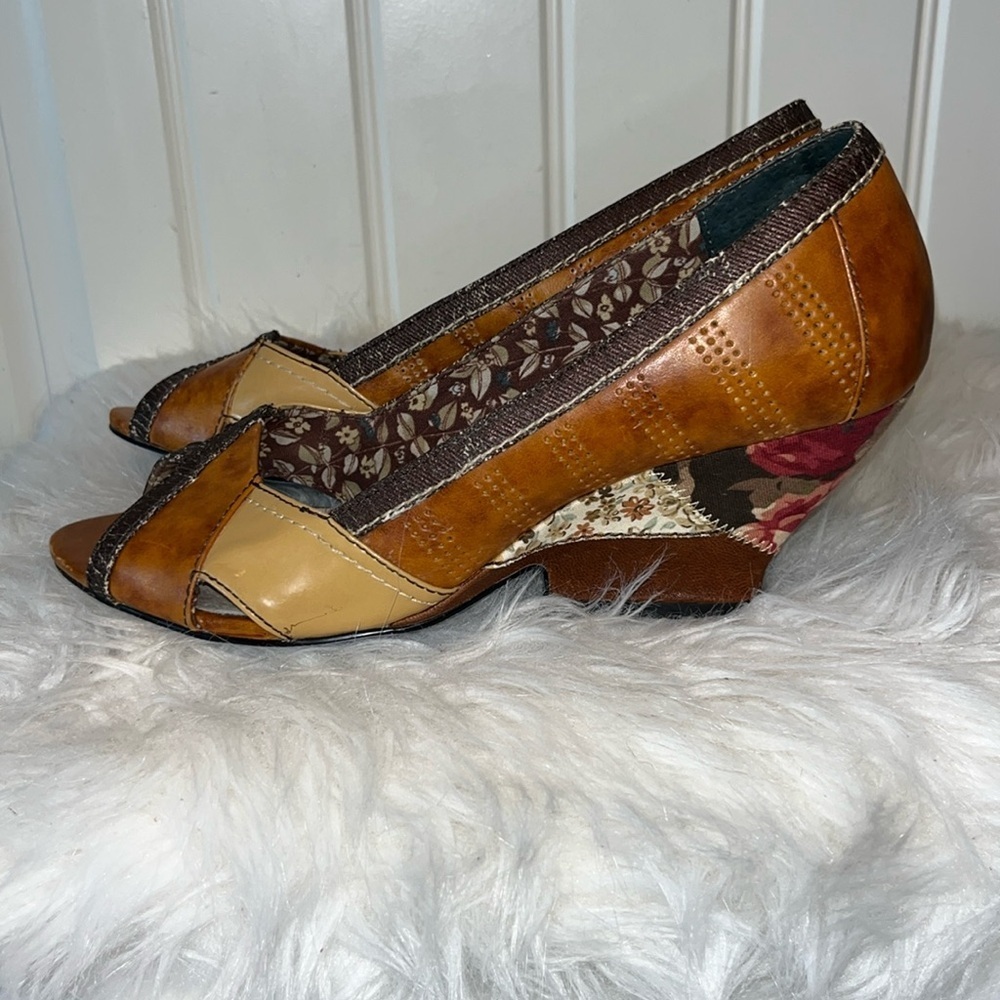 Bobbi Blu Paige Wedge Leather Peep toe Mixed media
Browns floral Patchwork 8.5